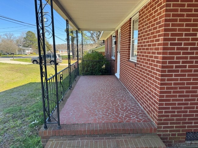 Building Photo - 3 Bedroom Brick House
