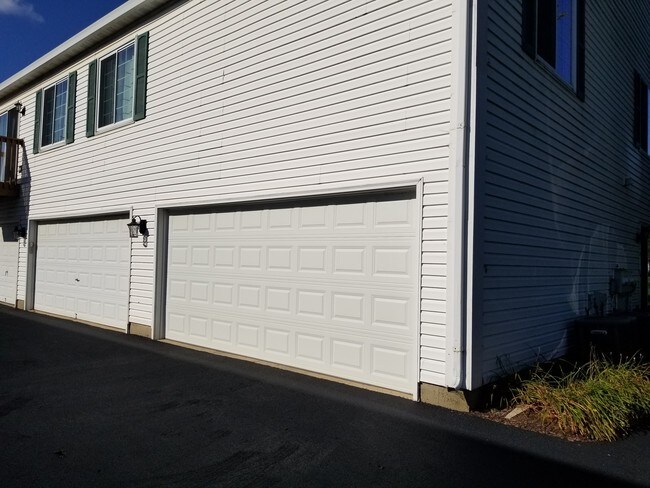 Building Photo - 733 Fieldcrest Dr