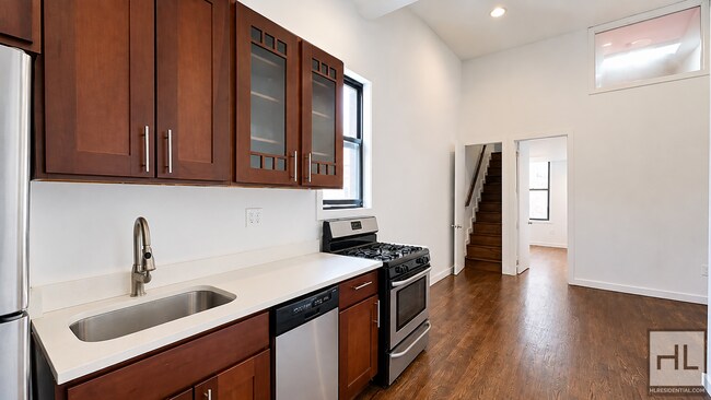 Building Photo - FRANKLIN AVENUE / 2-Bed 1/Bed / Loft Space / AVAILABLE OCTOBER 1st