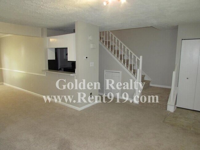 Building Photo - MOVE IN READY, END UNIT in Raleigh!!