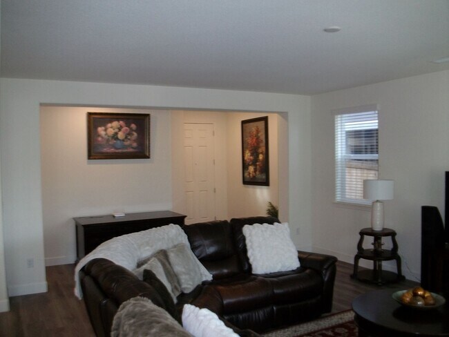Building Photo - Beautiful, spacious 4 bd, 2-1/2 bath, 3 ca...