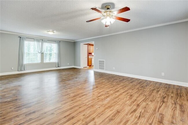 Foto del edificio - 6057 Gaines Ferry Rd