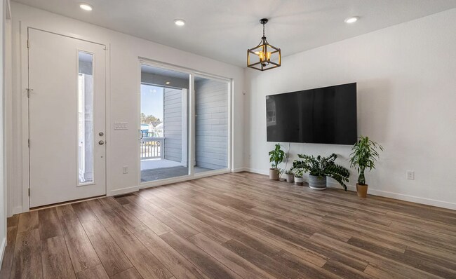 Building Photo - 2 Bedroom Townhome w/ Garage!