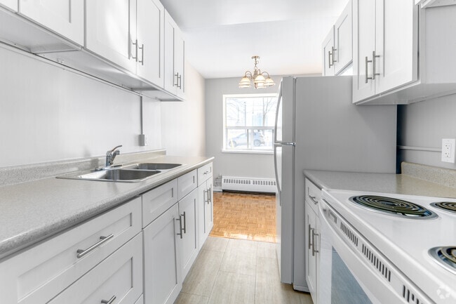1BR, 1BA - 662SF - Kitchen - 12 Park St E