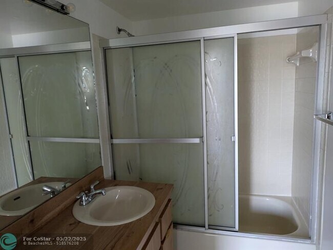 Foto del edificio - 10147 Twin Lakes Dr