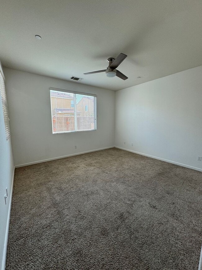 Building Photo - Move-in Ready Clovis Gem!