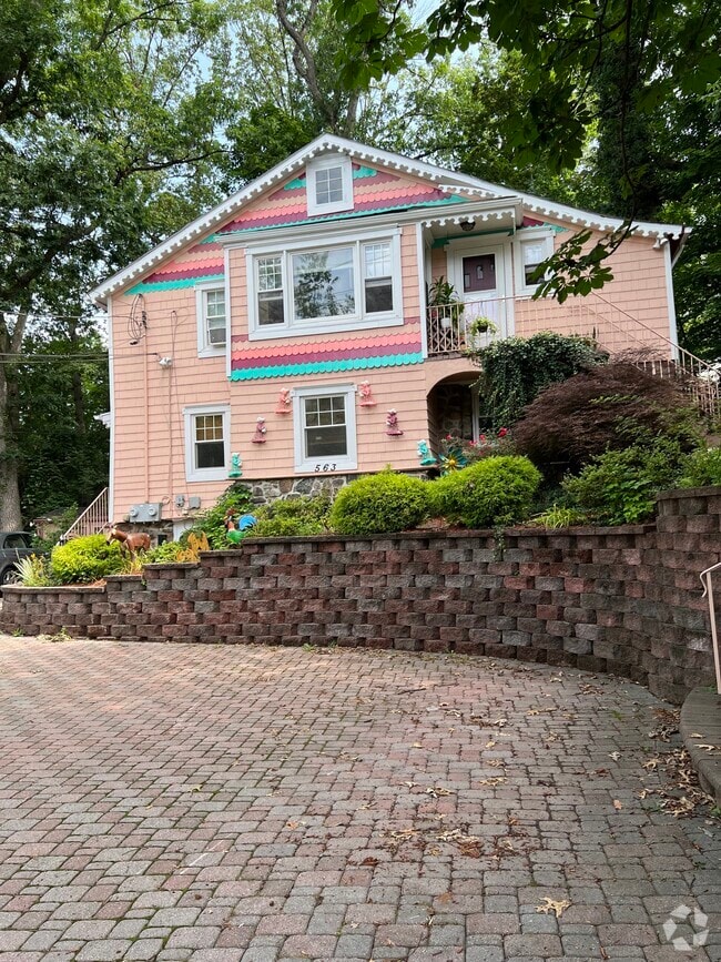 Building Photo - 563 Art Ln