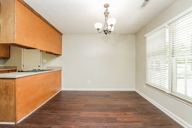 Foto del edificio - 465 Rosehill Dr