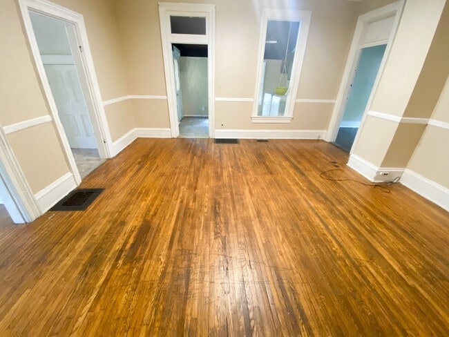Building Photo - 4 bedroom and 2 bathroom house located on ...