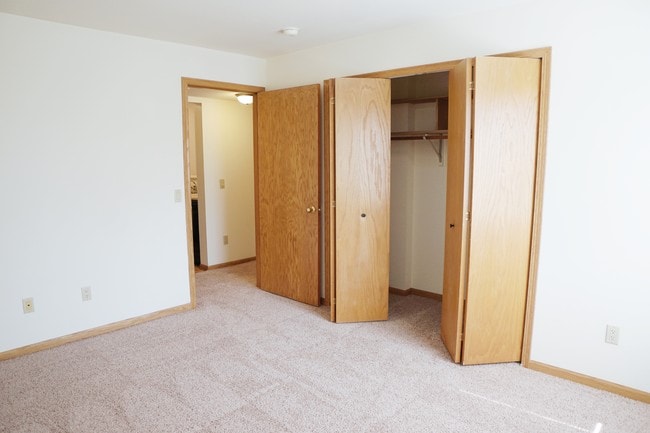 Building Photo - Oakbridge Court LLC