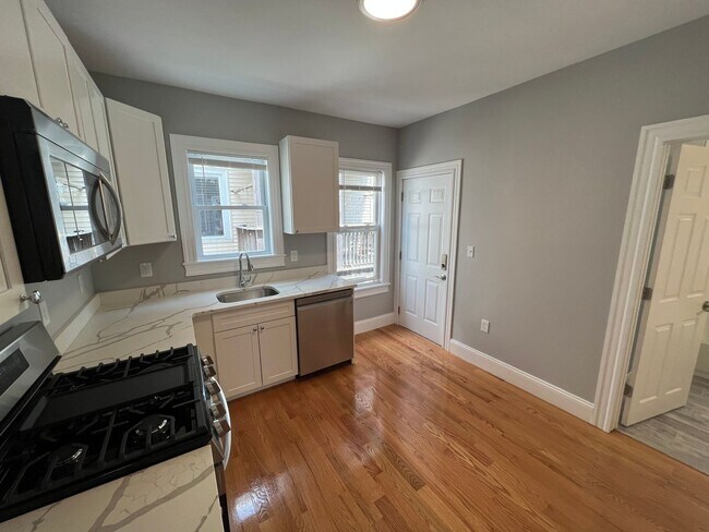 Foto del edificio - Renovated 4 bed 2 baths in Somerville.... Don't miss out!