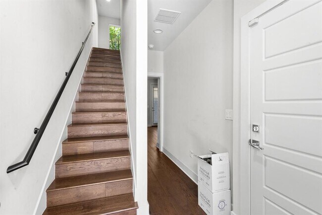 Building Photo - 1205 Elm St