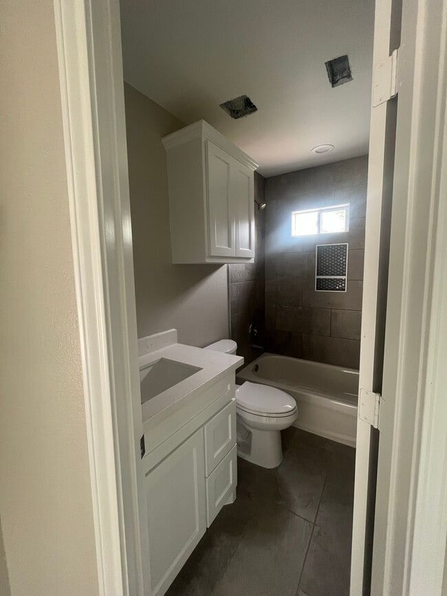 Foto del edificio - Beautifully Renovated 2 Bedroom Home for Lease