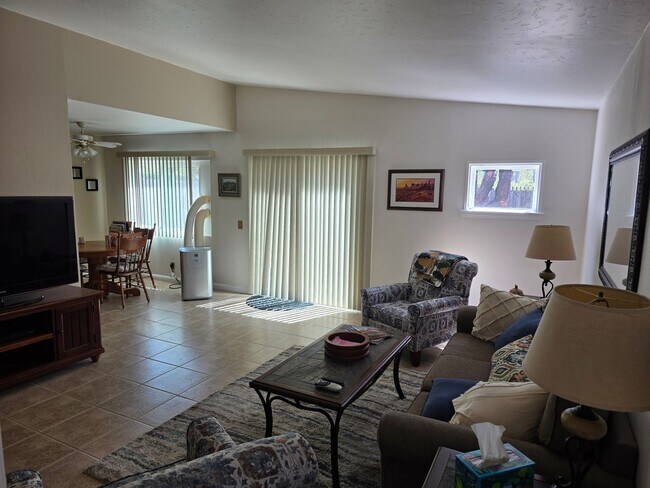 Foto del edificio - Large 4 bedroom 2 bath home with downstairs bedroom and attached garage