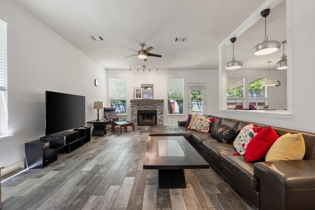 Building Photo - 13400 Rossello Dr