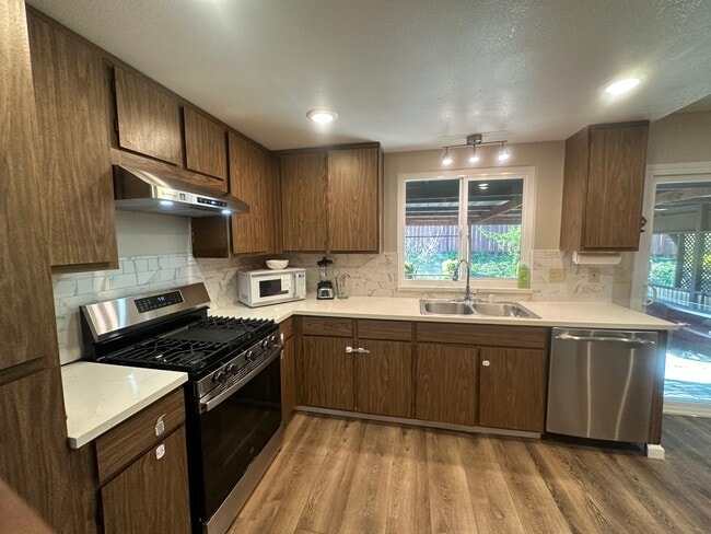 Building Photo - 1465 Madrone Way
