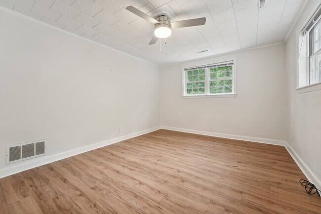 Foto del edificio - 714 Bradley Rd