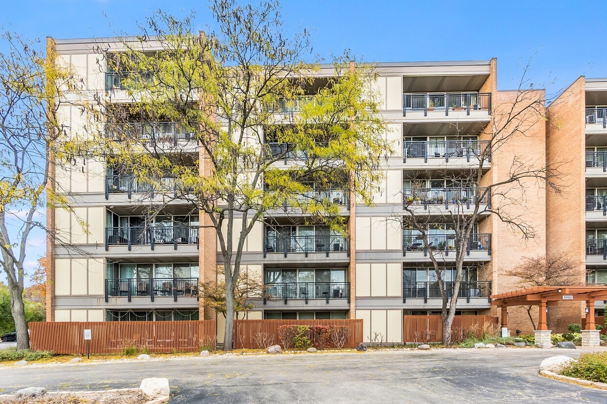 Building - 5950 Oakwood Dr