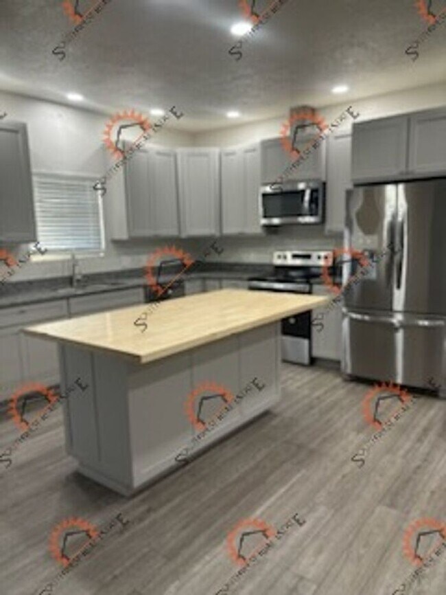 Building Photo - Beautiful 3 bedroom 2 bath brick home