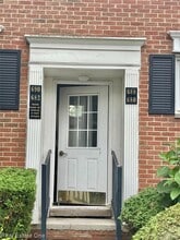 Building Photo - 688 E Fox Hills Dr