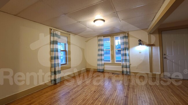 Building Photo - 528 E Walnut St