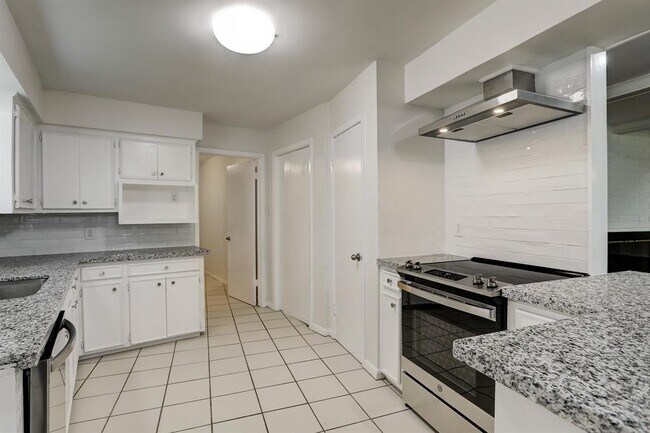 Building Photo - 1423 San Sebastian Ln