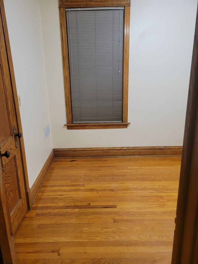 2nd bedroom - 3840 N Damen Ave