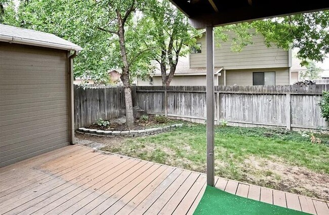 Building Photo - Conveniently located near HP and a short d...