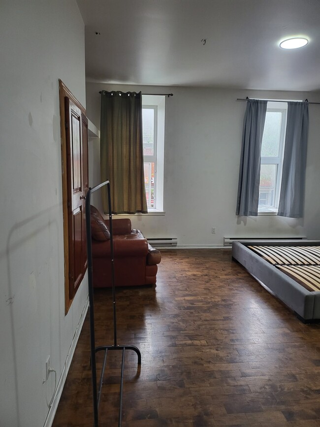 Building Photo - 4298 Boul Saint Laurent