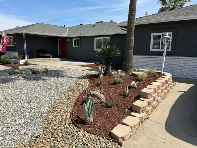 Building Photo - Beautiful 6-Bedroom Home with Pool & Outdo...
