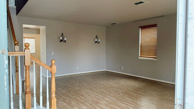 Foto del edificio - Full Bedroom and Bathroom Downstairs