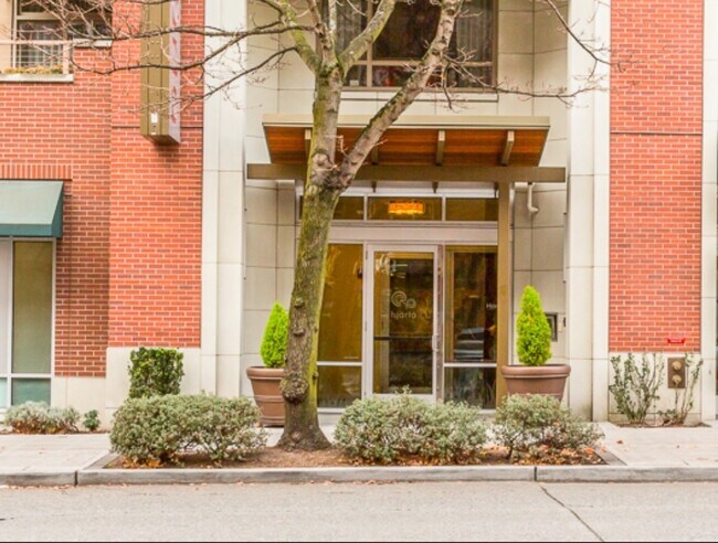 Building Photo - Modern Ballard Penthouse  2 Bedroom Condo
