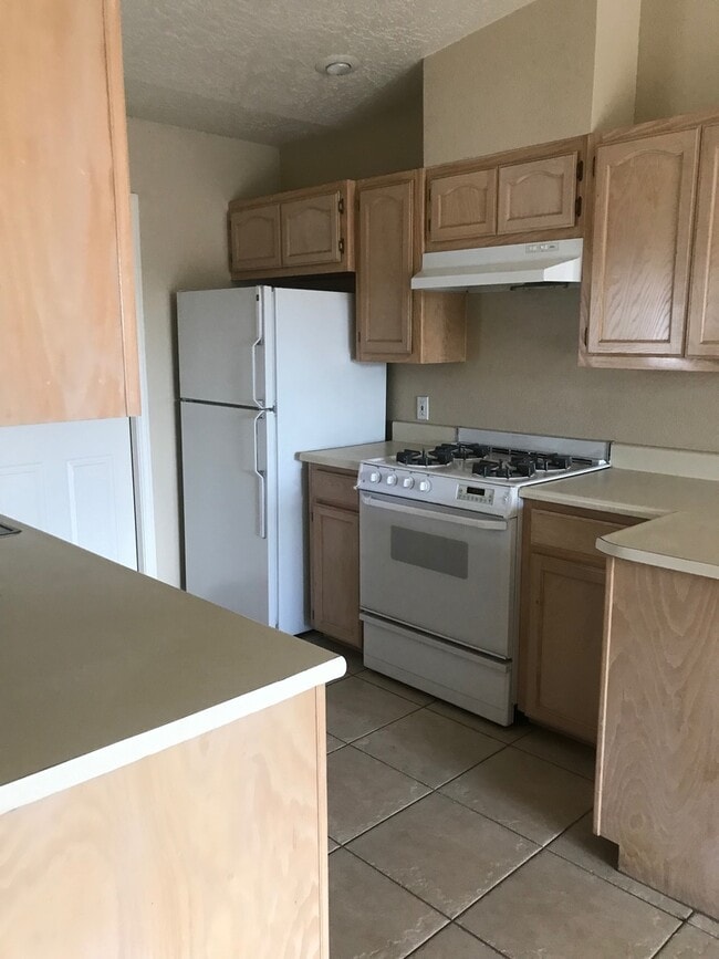 Building Photo - Occupied - 2 Bedroom 1 Bath - Contact Property Pros Property Management