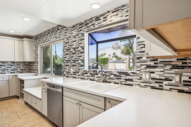 Foto del edificio - 3 Bed / 2 Bath Home with Bonus Room, Pool and Two Car Garage.