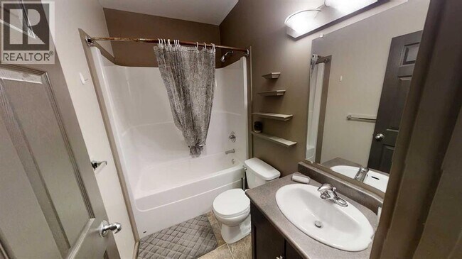 Photo du bâtiment - 11202-1175A 75a Ave