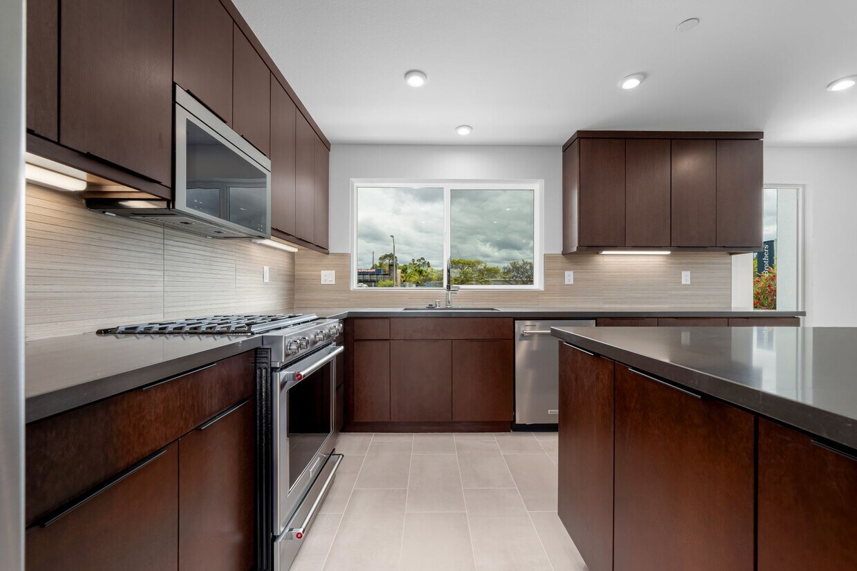 Foto principal - Available now! Brand New 4 Bedroom Townhom...