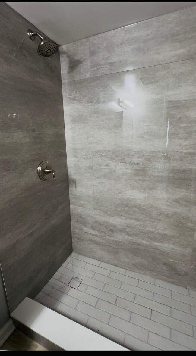 Acabamos de renovar 2 baños. - 2986 Saint Albans Cmn