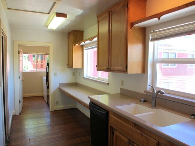 Foto del edificio - ROOMMATE NEEDED!!!  Beautiful  5+ Bedrooms...