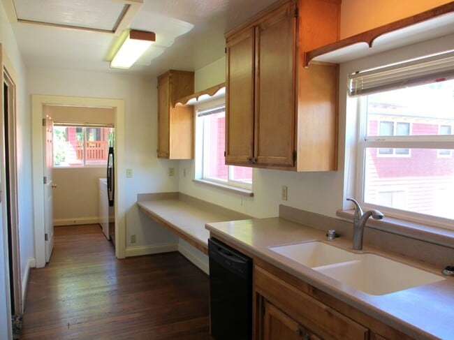 Foto del edificio - ROOMMATE NEEDED!!!  Beautiful  5+ Bedrooms steps to campus and downtown