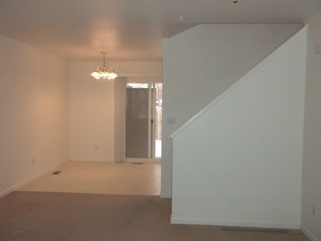 Building Photo - Bright & Inviting Wellington Townhome