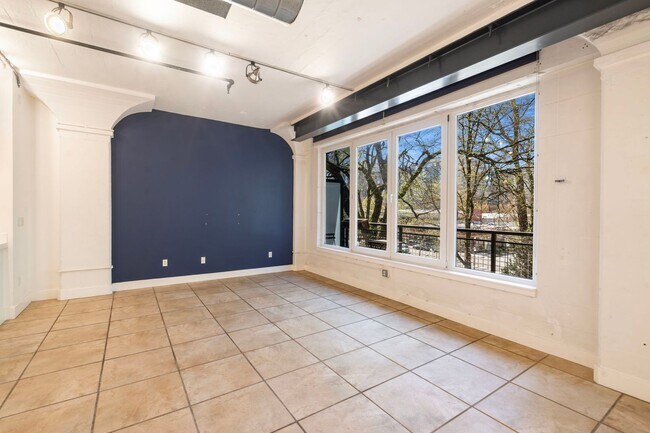 Foto del edificio - North Park Lofts - Historic Pearl District Warehouse Studio w/parking/most utilities/private balc...
