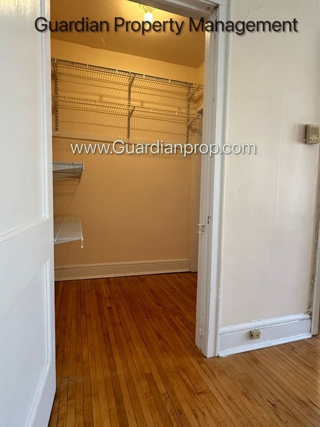 Building Photo - Top Floor Studio Lakes Uptown Apartment, B...