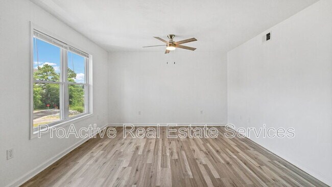 Building Photo - 9527 3rd Bay St