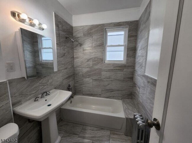 Foto del edificio - 39-41-41 Abbotsford Ave