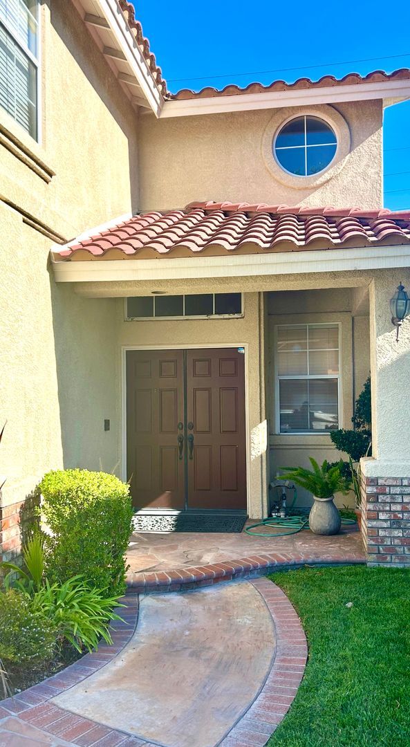 Foto del edificio - Spacious 4-Bedroom/2.5-Bath Home with Char...