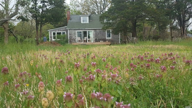Foto del edificio - 669 Peconic Bay Blvd