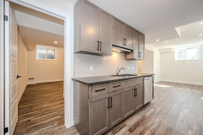 Building Photo - 236 Haylock Av