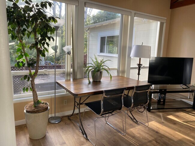 Building Photo - 2904 El Rancho Dr