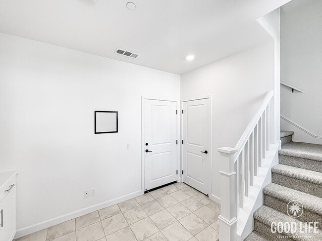 Building Photo - Stunning 3B/3BA Townhome in Oceanside!