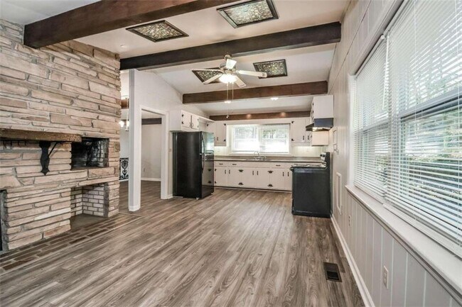 Building Photo - 323 Mockingbird Ln